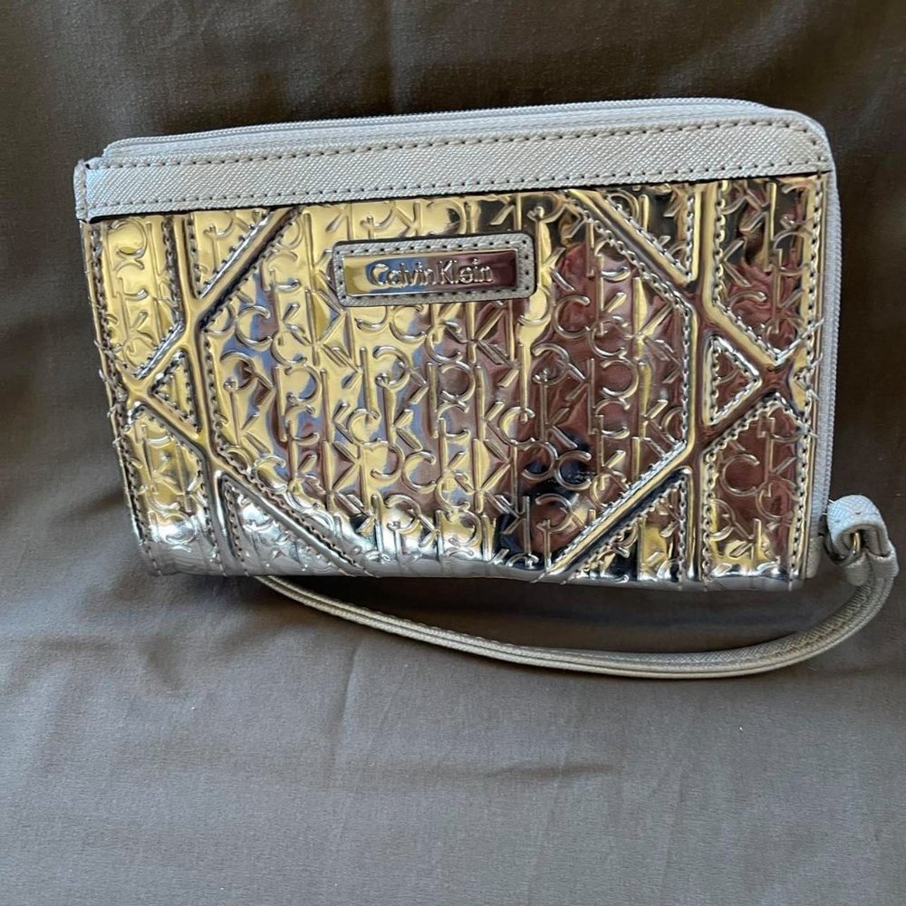 Calvin Klein zip around wristlet Metallic Silver